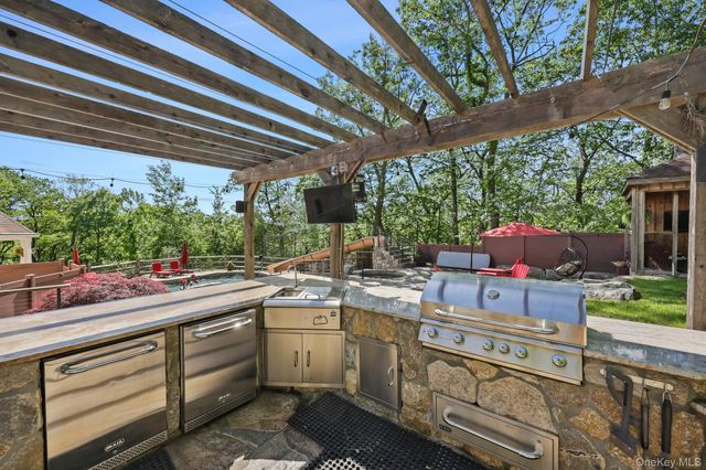 24 Jackson Road, Mahopac, NY 10541