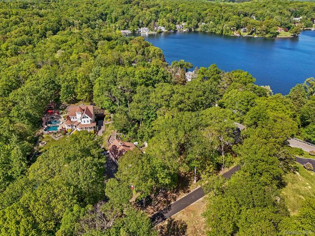 24 Jackson Road, Mahopac, NY 10541