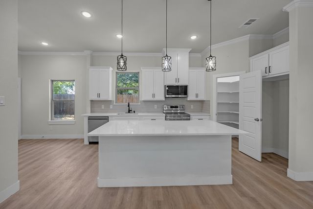 5511 Black Pine Circle, Granbury, TX 76048
