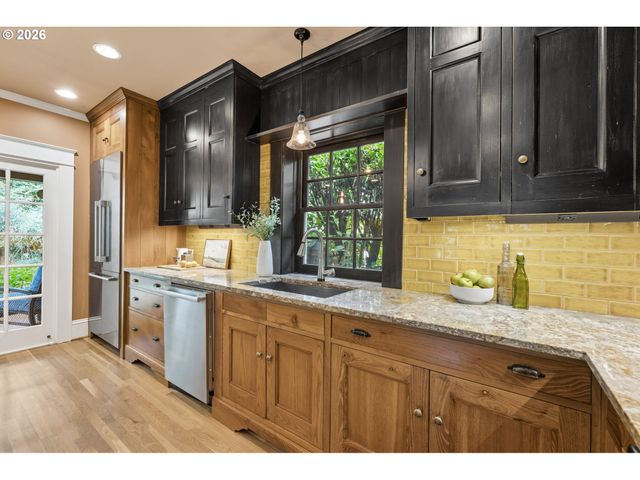 2537 Ne 18TH Ave, Portland, OR 97212