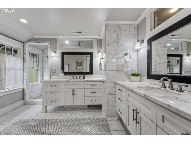 2537 Ne 18TH Ave, Portland, OR 97212