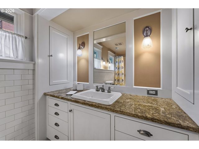 2537 Ne 18TH Ave, Portland, OR 97212