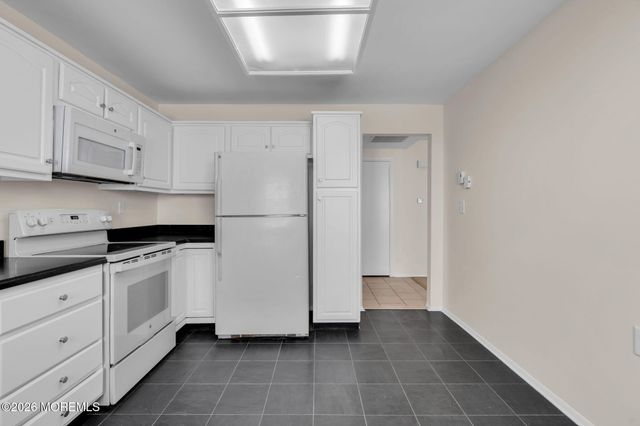 63 Sandhurst Street, Manchester, NJ 08759