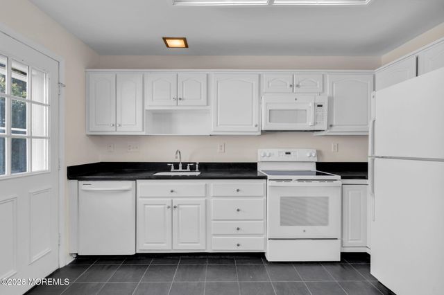 63 Sandhurst Street, Manchester, NJ 08759