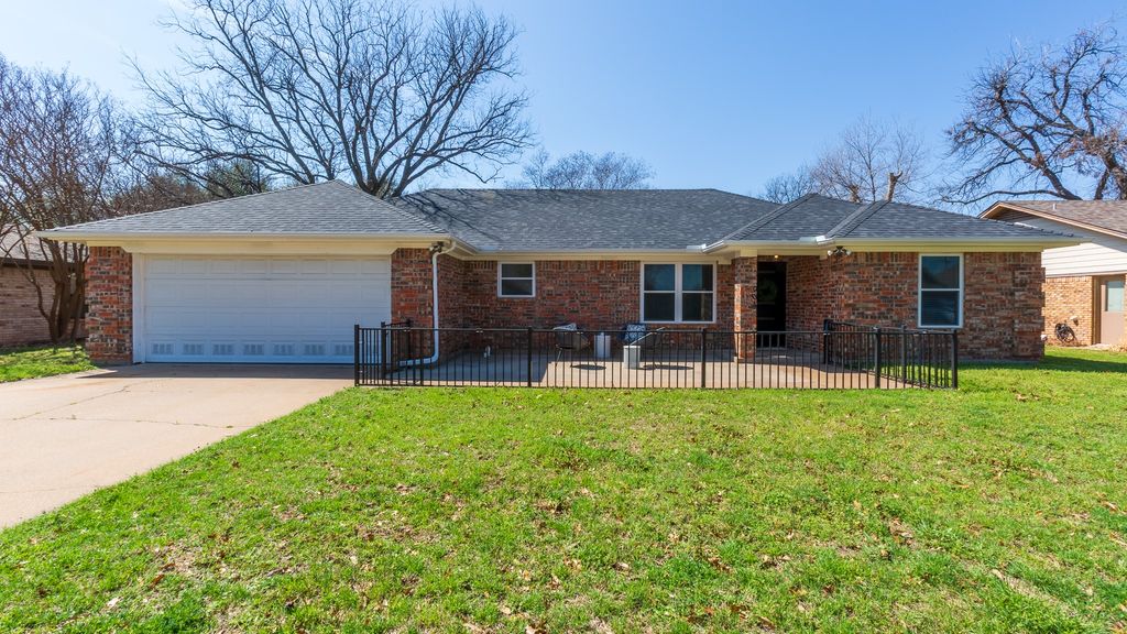 904 Meadowlark Lane, Granbury, TX 76048