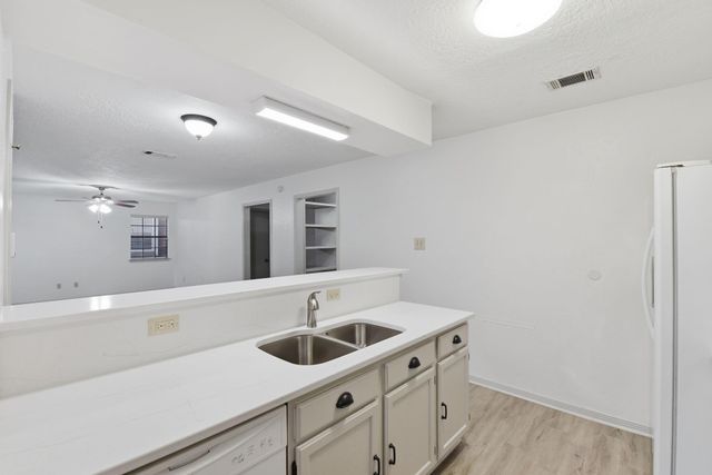2402 Sycamore Avenue B1, Huntsville, TX 77340