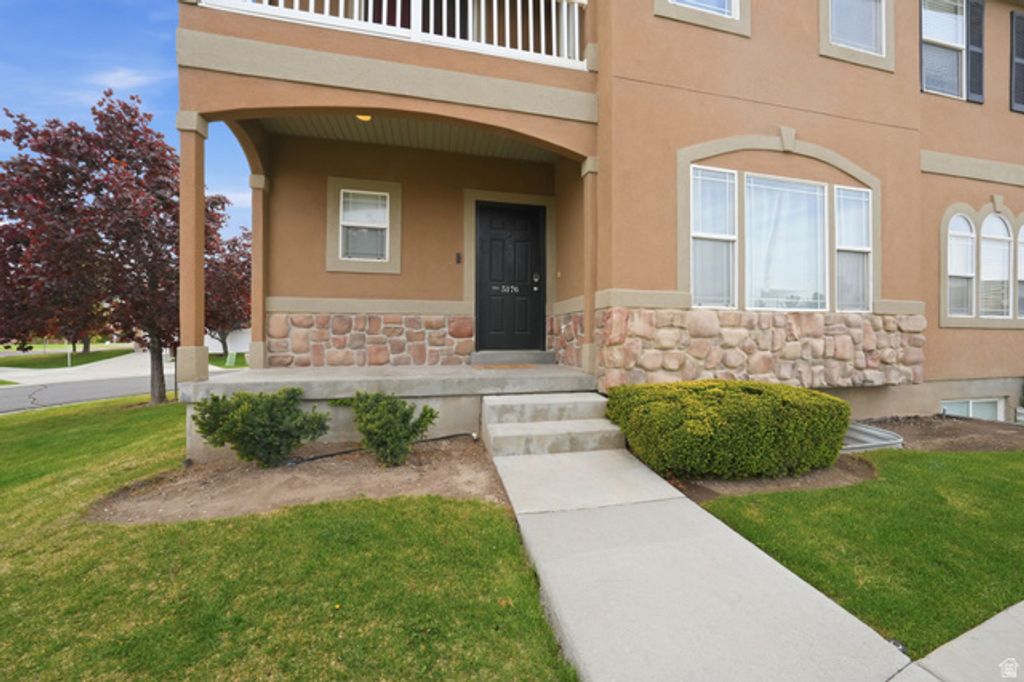 Image 2 of property listing at 5176 W DOVE CREEK LN, West Jordan, UT 84081