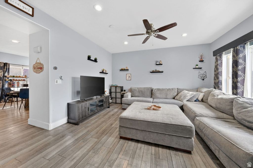 Image 3 of property listing at 5176 W DOVE CREEK LN, West Jordan, UT 84081