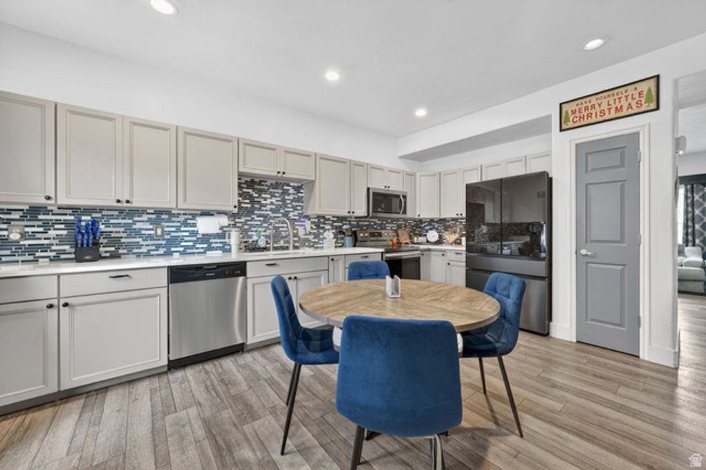 Image 6 of property listing at 5176 W DOVE CREEK LN, West Jordan, UT 84081