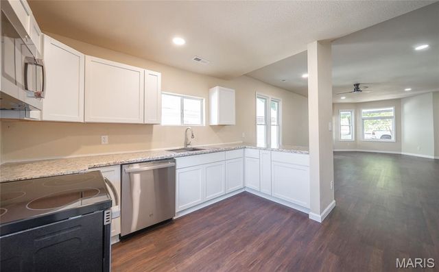 127 W James Boulevard, St James, MO 65559