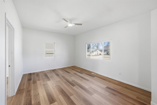 713 N 8th Avenue E, Newton, IA 50208