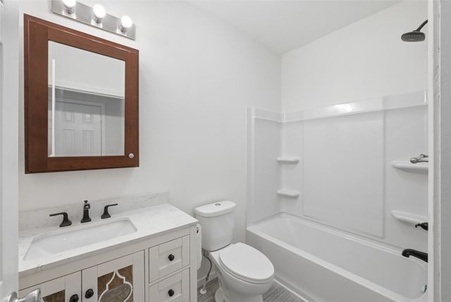 713 N 8th Avenue E, Newton, IA 50208