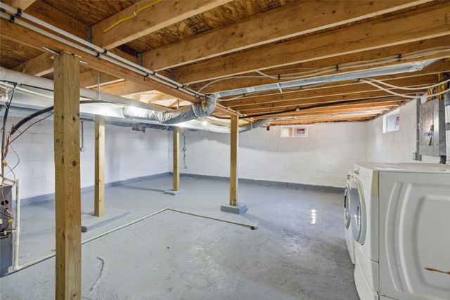 713 N 8th Avenue E, Newton, IA 50208