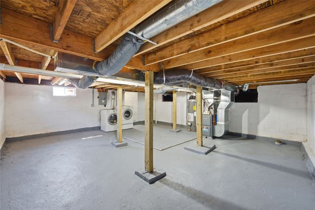 713 N 8th Avenue E, Newton, IA 50208