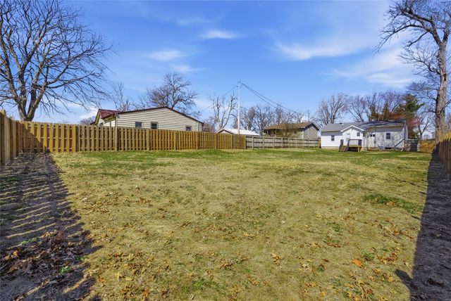 713 N 8th Avenue E, Newton, IA 50208