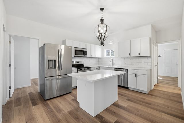 713 N 8th Avenue E, Newton, IA 50208