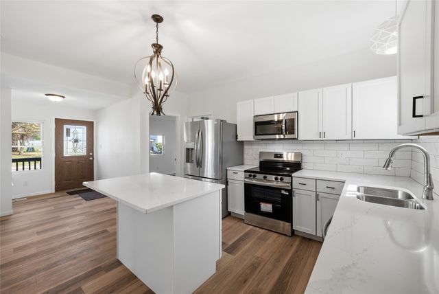 713 N 8th Avenue E, Newton, IA 50208