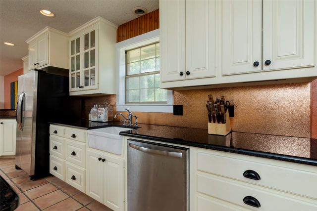 111 Florine Court, Hudson Oaks, TX 76087