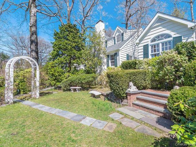 8 Chelsea Drive, Port Washington, NY 11050
