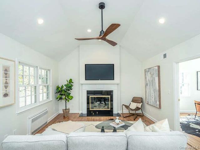 8 Chelsea Drive, Port Washington, NY 11050
