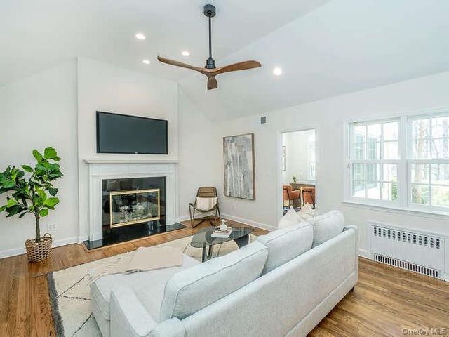 8 Chelsea Drive, Port Washington, NY 11050