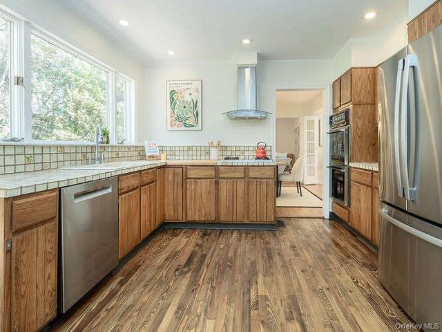 8 Chelsea Drive, Port Washington, NY 11050