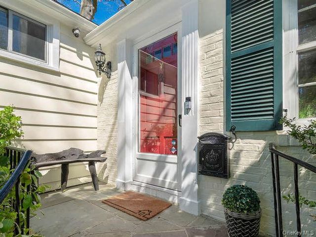 8 Chelsea Drive, Port Washington, NY 11050