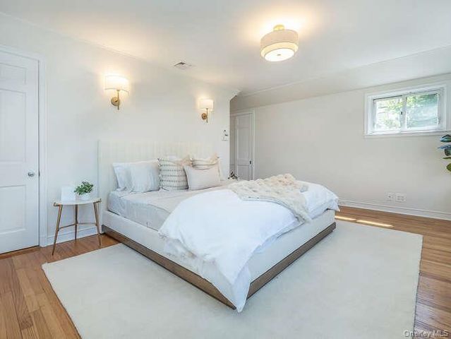 8 Chelsea Drive, Port Washington, NY 11050