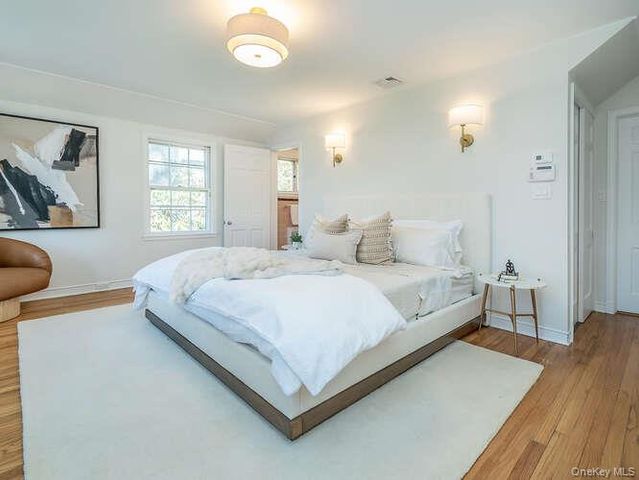 8 Chelsea Drive, Port Washington, NY 11050