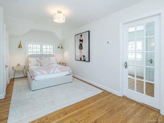8 Chelsea Drive, Port Washington, NY 11050