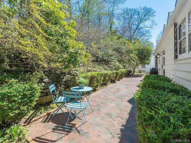 8 Chelsea Drive, Port Washington, NY 11050
