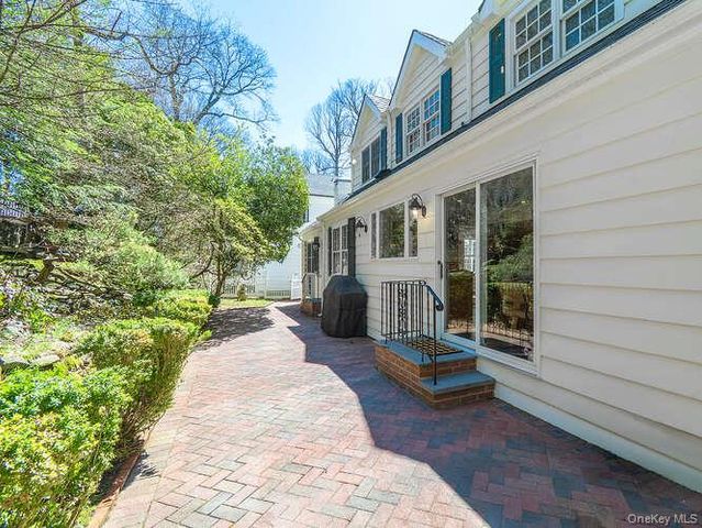 8 Chelsea Drive, Port Washington, NY 11050