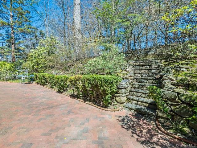 8 Chelsea Drive, Port Washington, NY 11050