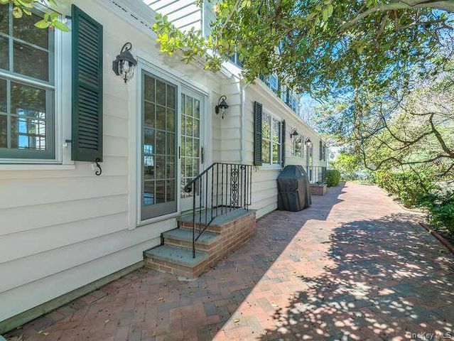 8 Chelsea Drive, Port Washington, NY 11050