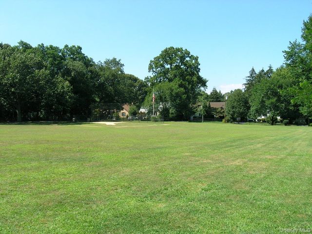 8 Chelsea Drive, Port Washington, NY 11050