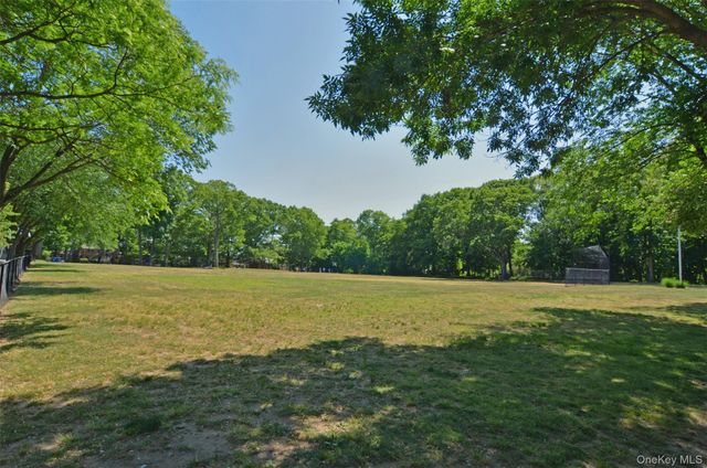 8 Chelsea Drive, Port Washington, NY 11050