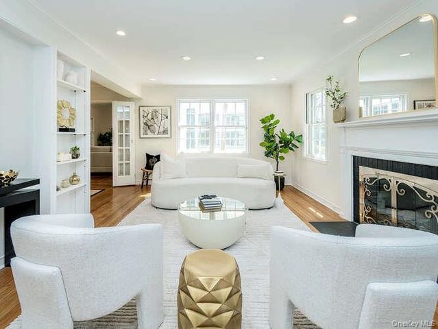 8 Chelsea Drive, Port Washington, NY 11050