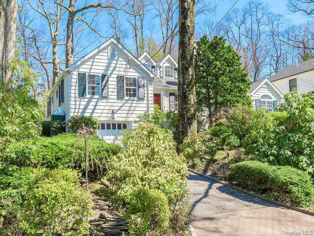 8 Chelsea Drive, Port Washington, NY 11050
