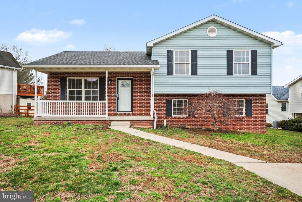 17 MASON DIXON DR, Littlestown, PA 17340