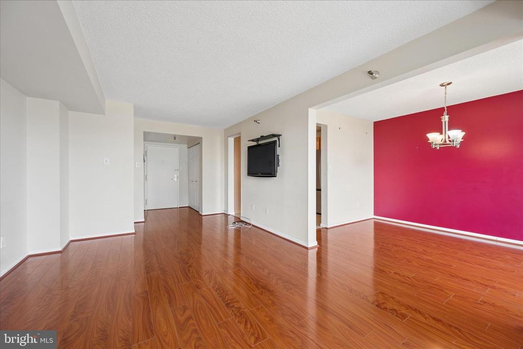 Image 10 of property listing at 7401 WESTLAKE TER #607, Bethesda, MD 20817