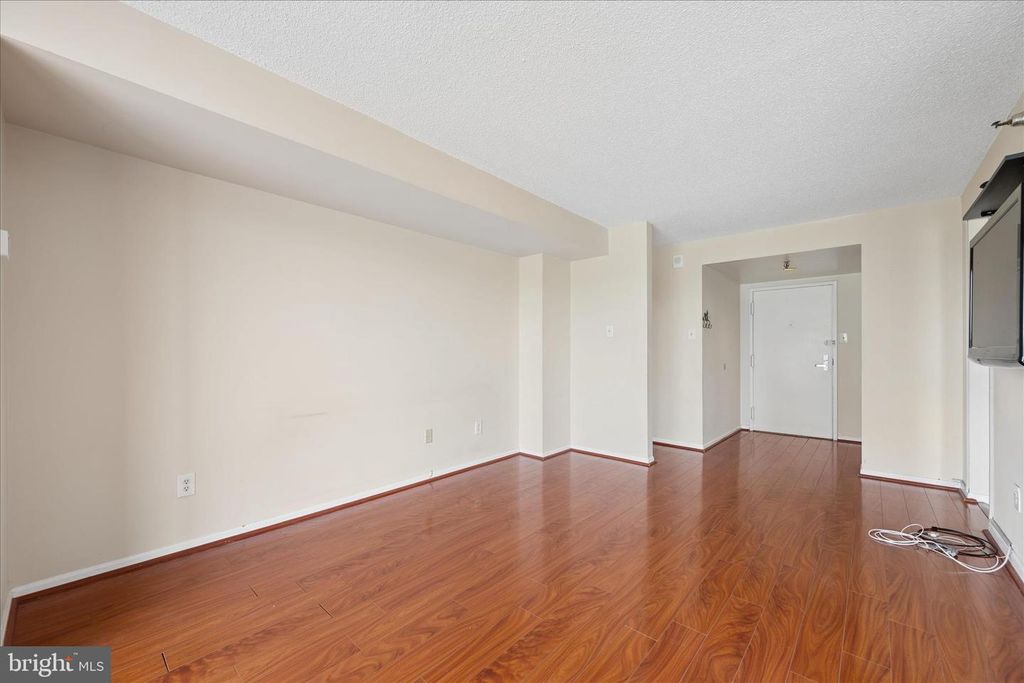 Image 11 of property listing at 7401 WESTLAKE TER #607, Bethesda, MD 20817