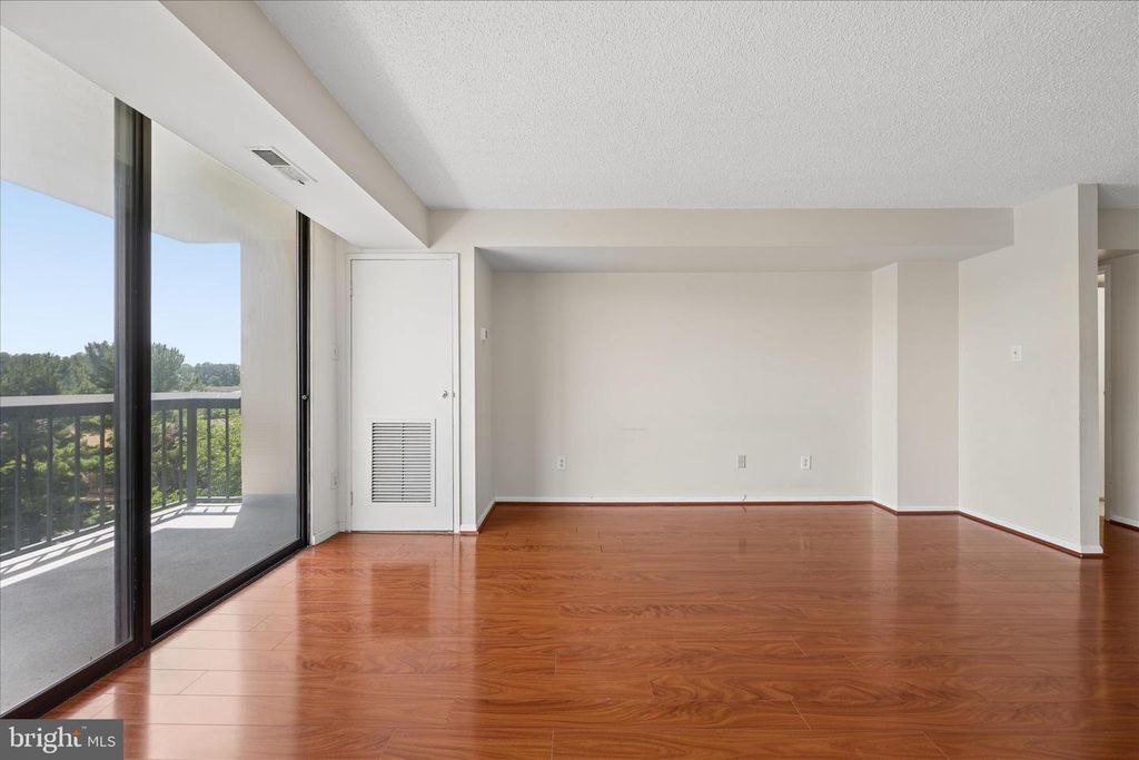 Image 12 of property listing at 7401 WESTLAKE TER #607, Bethesda, MD 20817