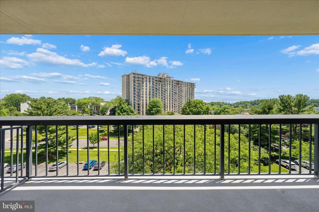 Image 13 of property listing at 7401 WESTLAKE TER #607, Bethesda, MD 20817