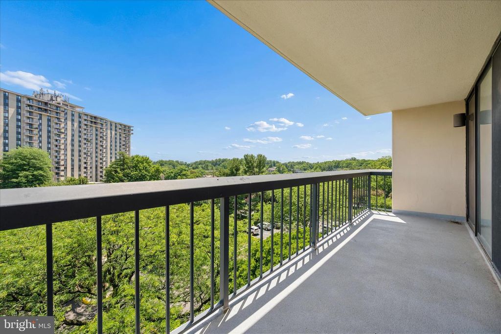 Image 14 of property listing at 7401 WESTLAKE TER #607, Bethesda, MD 20817