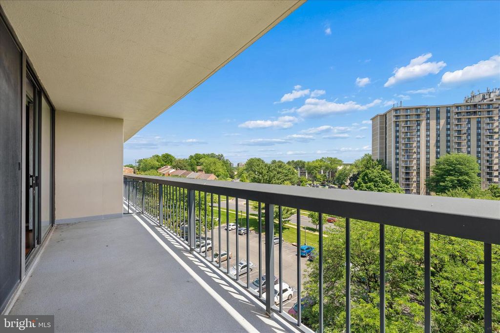 Image 15 of property listing at 7401 WESTLAKE TER #607, Bethesda, MD 20817