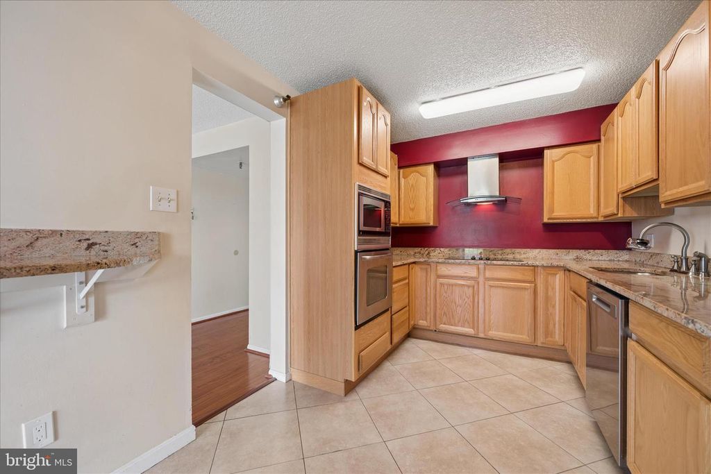 Image 22 of property listing at 7401 WESTLAKE TER #607, Bethesda, MD 20817