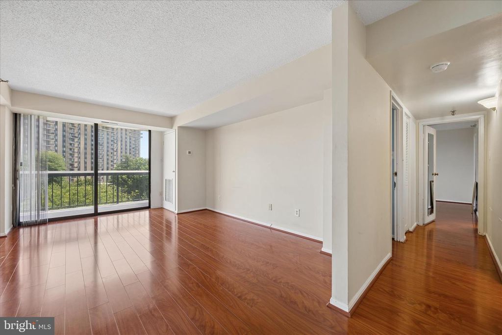 Image 29 of property listing at 7401 WESTLAKE TER #607, Bethesda, MD 20817