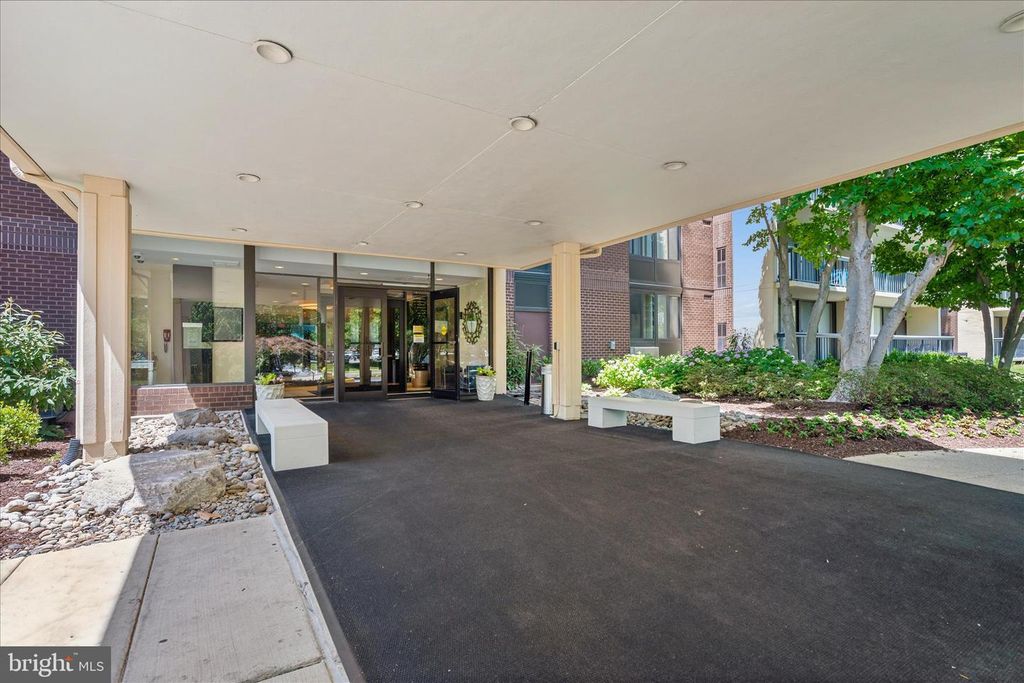 Image 3 of property listing at 7401 WESTLAKE TER #607, Bethesda, MD 20817