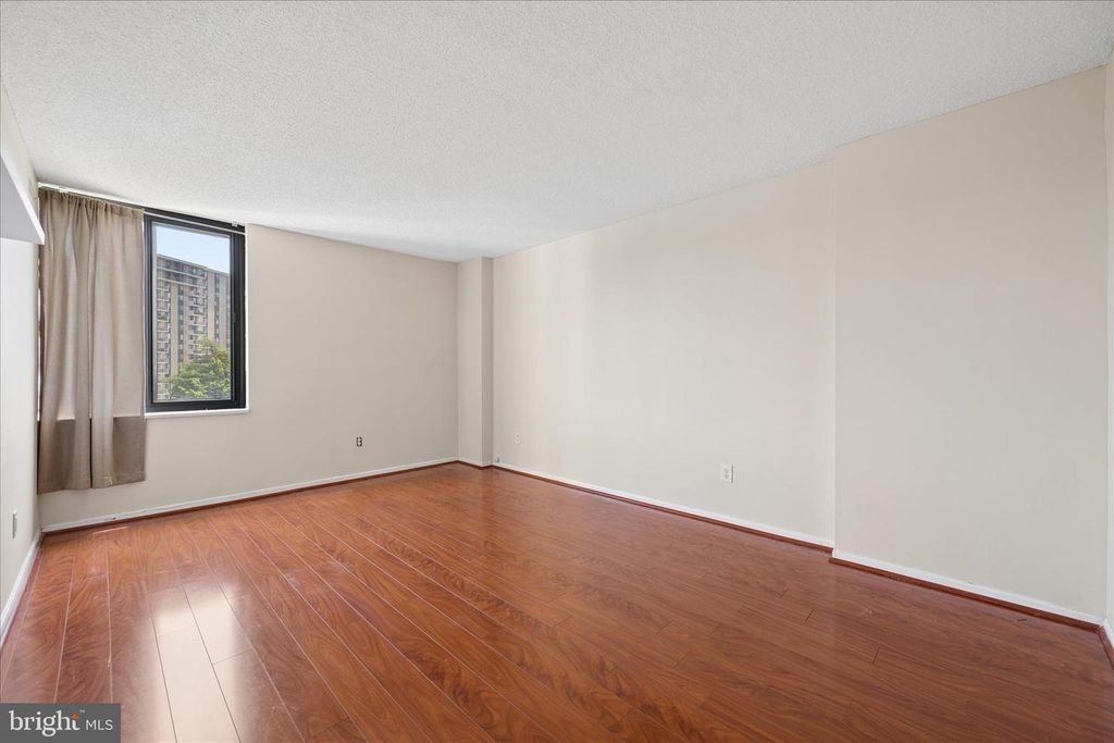 Image 30 of property listing at 7401 WESTLAKE TER #607, Bethesda, MD 20817