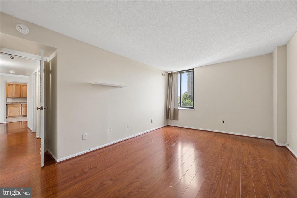 Image 31 of property listing at 7401 WESTLAKE TER #607, Bethesda, MD 20817